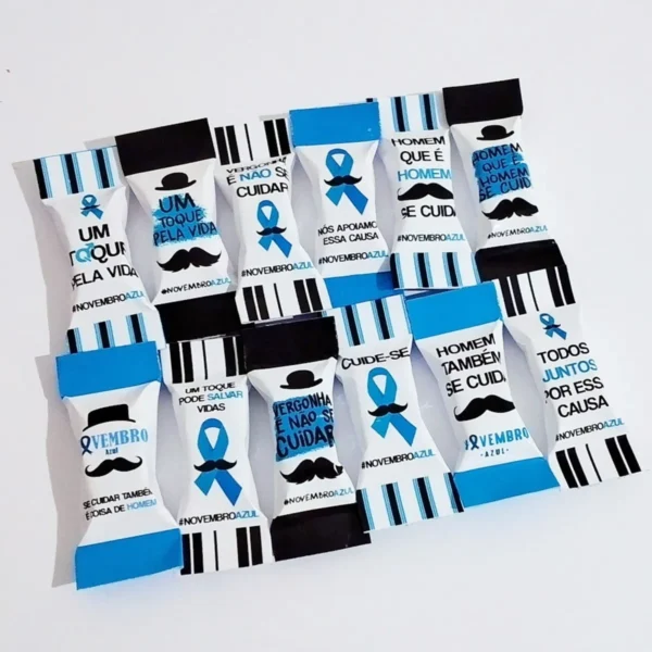 Embalagem de papel para bala com fundo degradê em tons de azul e estampas de bigodes brancos, trazendo a frase "Previna-se: cuide da sua saúde!" centralizada com contornos limpos em arquivo digital.