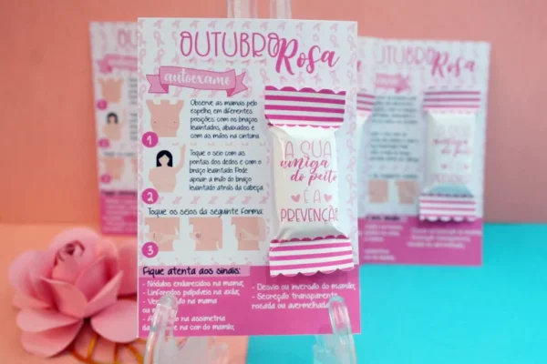 Rótulo digital para bala com estampa listrada em tons de rosa, exibindo na parte central a frase "Prevenção é um ato de amor-próprio" escrita em letras cursivas e elegantes em arquivo digital.