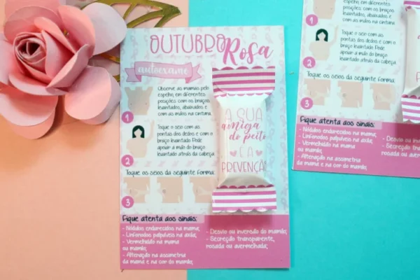 Rótulo digital para bala com fundo rosa pastel estampado com flores e ramos delicados, destacando o laço da campanha estilizado em tons de rosa e dourado em arquivo digital.