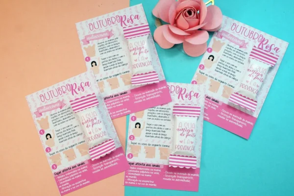 Rótulo digital para bala com fundo rosa suave decorado com pequenos corações brancos, trazendo ao centro o icônico laço da campanha e a frase motivacional "Se cure, se ame, se cuide" em arquivo digital.