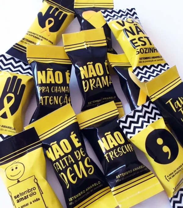 Gabarito digital de rótulos e embalagens para balas personalizadas com frases motivacionais, corações e o laço amarelo símbolo da campanha, exibindo as linhas estruturadas de contorno para recorte.