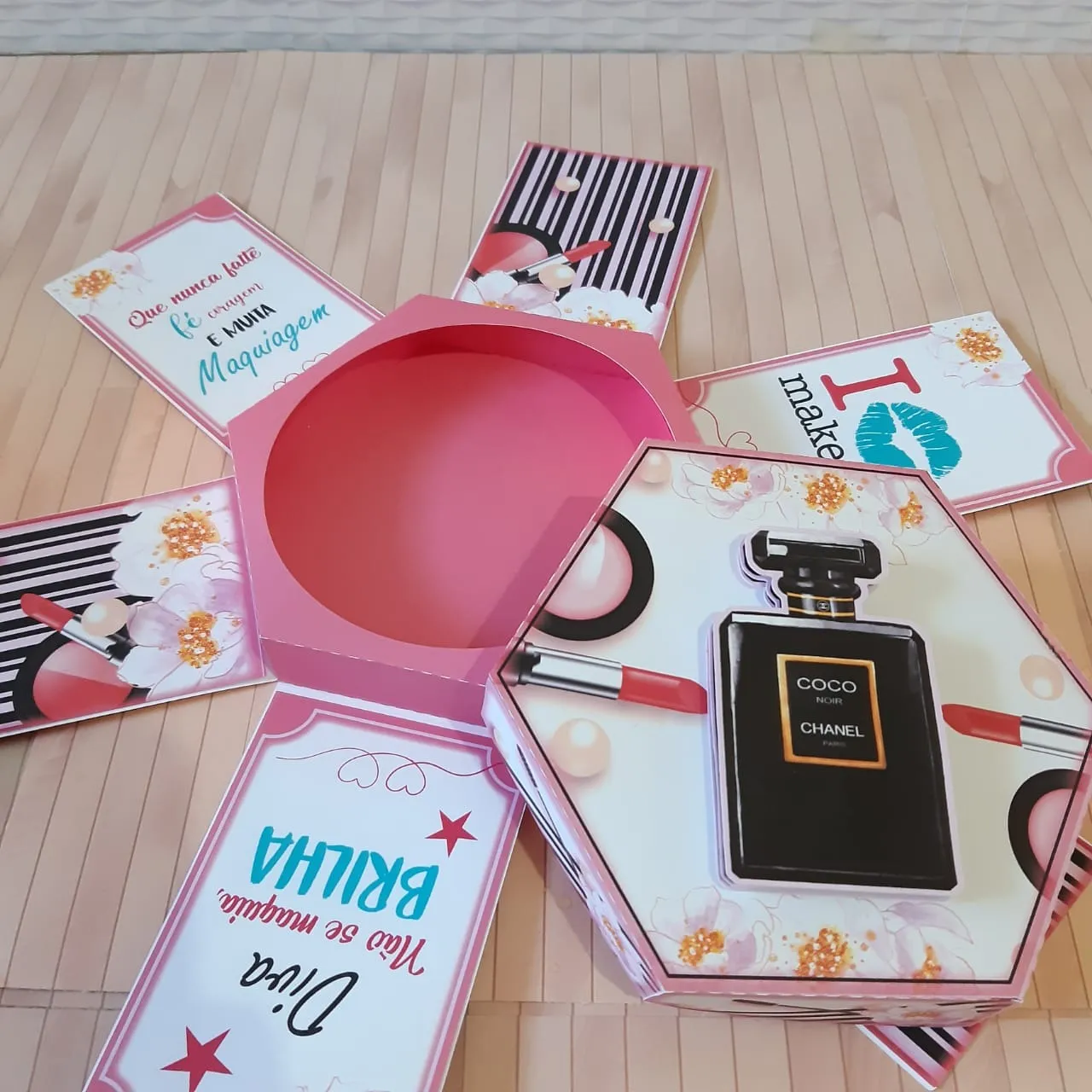 Moldes práticos de caixa surpresa com o tema maquiagem prontos para recortar na Silhouette ou manualmente.