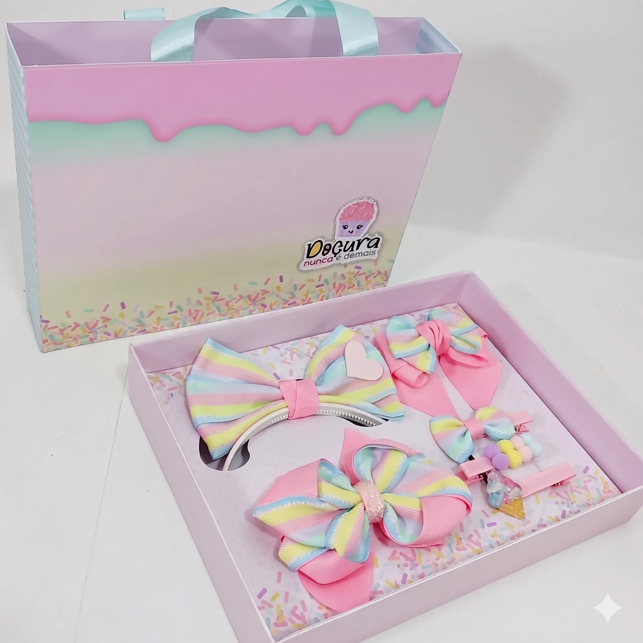 Embalagem personalizada para laço e tiara infantil ideal para organizar e valorizar a decoração de presentes.