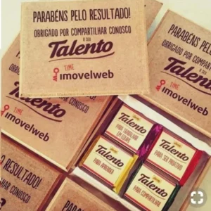 Embalagem retangular deslizante sob medida para chocolate Talento, decorada com padrões elegantes e uma janela vazada na parte superior com moldura em relevo, trazendo um aplique tridimensional centralizado em arquivo digital de corte.