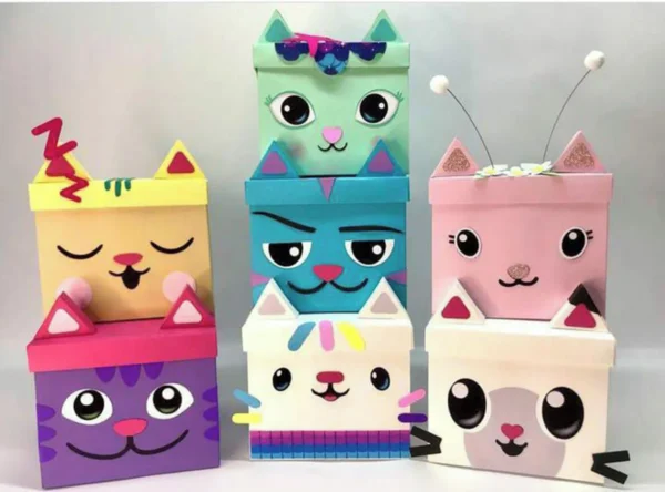 Caixinha cenário em formato de casa de bonecas com orelhas de gatinho no topo, exibindo na frente a personagem Gabby sorridente ao lado do Pandy Gato entre flores e janelas coloridas, com linhas de vinco pontilhadas em camadas tridimensionais em arquivo digital de corte.