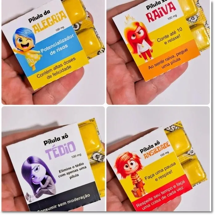 Caixinha de chicletes com padrão listrado em laranja e branco na tampa, trazendo o rosto expressivo da personagem Ansiedade e pequenas maletas de viagem ilustradas nas abas laterais em arquivo digital de corte.