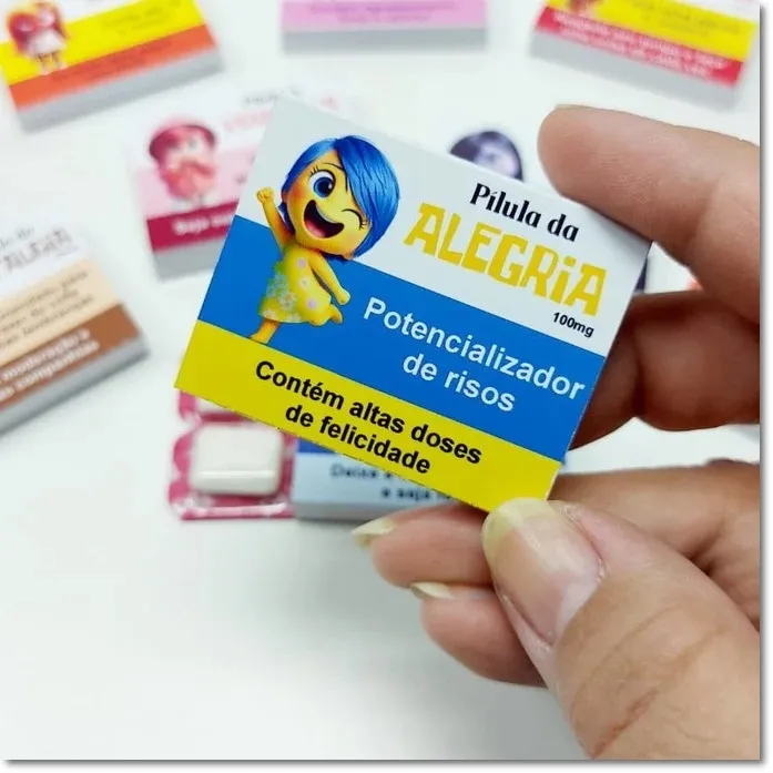 Embalagem para chicletes com estampa destacando a Ansiedade com seus cabelos laranjas espetados, a Inveja com olhos grandes, o Tédio e a Vergonha em um fundo azul vibrante em arquivo digital de corte.