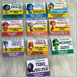 Caixinha para quatro chicletes com o fundo roxo escuro, exibindo os cinco sentimentos originais reunidos ao redor do painel da mente e esferas de memórias coloridas espalhadas em arquivo digital de corte.