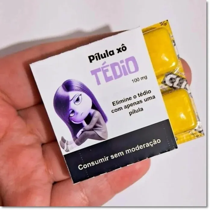 Embalagem para chicletes dividida diagonalmente na tampa, mostrando o lado esquerdo amarelo com a Alegria sorridente e o lado direito azul com a Tristeza de óculos em arquivo digital de corte.