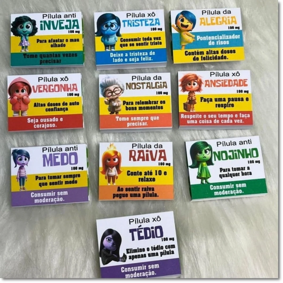 Caixinha para quatro chicletes com o fundo roxo escuro, exibindo os cinco sentimentos originais reunidos ao redor do painel da mente e esferas de memórias coloridas espalhadas em arquivo digital de corte.