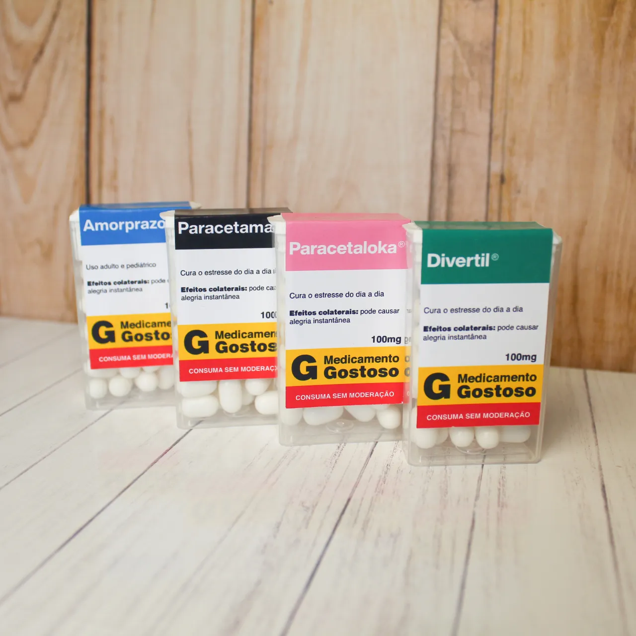 Caixinha de papel simulando embalagem de remédio com faixas horizontais coloridas em tons pastéis, destacando o texto humorístico "Amizadofol: indicado para rir até a barriga doer" em arquivo digital de corte.