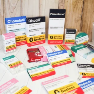 Embalagem de papel em formato de caixa de medicamento com fundo branco e detalhes em tons de verde, trazendo na parte frontal a frase "Dose diária de gratidão e alegria" escrita com tipografia moderna em arquivo digital de corte.
