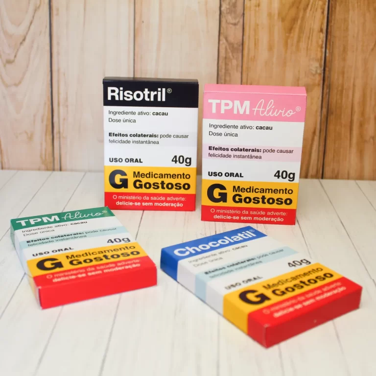 Embalagem de papel em formato de caixinha farmacêutica com cores vibrantes e ilustrações de espelho e estrelas, exibindo o texto principal "Pílulas de amor próprio" em arquivo digital de corte.