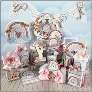 Cachepot sextavado na cor branca com estampas de mini arco-íris em tons pastéis, destacando na frente um grande aplique de nuvem fofa com bochechas rosadas e detalhes sobrepostos em arquivo digital de corte.