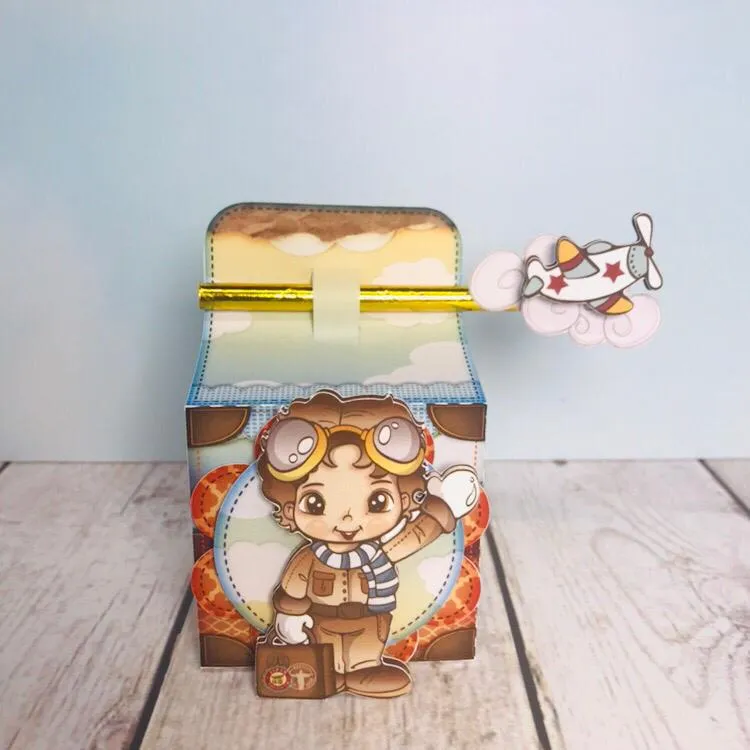 Cachepô decorativo e tags no tema Aviador para mesa nos formatos Studio e PDF.