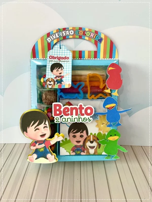 Centro de mesa com base sextavada amarela, trazendo no topo o cãozinho Totó e o menino Bento dentro da cesta de um grande balão de ar quente colorido que parece flutuar entre nuvens em camadas tridimensionais em arquivo digital de corte.
