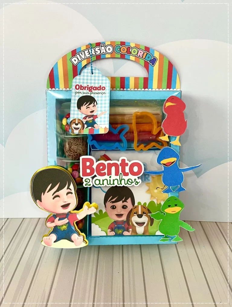 Centro de mesa com base sextavada amarela, trazendo no topo o cãozinho Totó e o menino Bento dentro da cesta de um grande balão de ar quente colorido que parece flutuar entre nuvens em camadas tridimensionais em arquivo digital de corte.