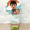 Centro de mesa com base quadrada vermelha simulando o quintal e hastes decoradas que sustentam a casinha de cachorro do Totó com o Bento acenando na janela em camadas tridimensionais em arquivo digital de corte.