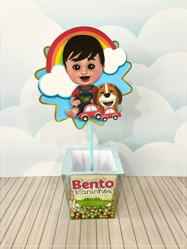 Centro de mesa com base quadrada vermelha simulando o quintal e hastes decoradas que sustentam a casinha de cachorro do Totó com o Bento acenando na janela em camadas tridimensionais em arquivo digital de corte.