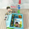 Centro de mesa com cachepô delicado em tons pastéis de azul bebê e amarelo suave, com os personagens Bento e Totó em versão baby cercados por nuvens sorridentes e estrelas em camadas tridimensionais em arquivo digital de corte.