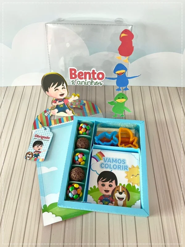 Centro de mesa com cachepô delicado em tons pastéis de azul bebê e amarelo suave, com os personagens Bento e Totó em versão baby cercados por nuvens sorridentes e estrelas em camadas tridimensionais em arquivo digital de corte.