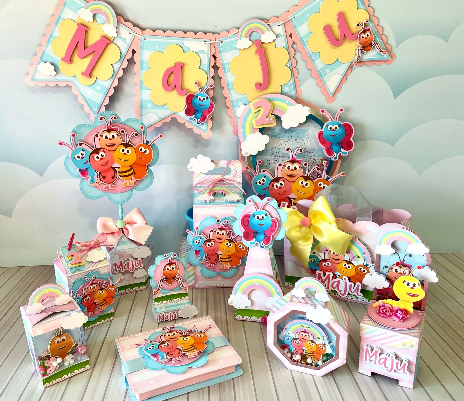 Centro de mesa estruturado com os personagens coloridos do Bichikids em camadas para decoração de festa infantil em arquivo digital de corte.