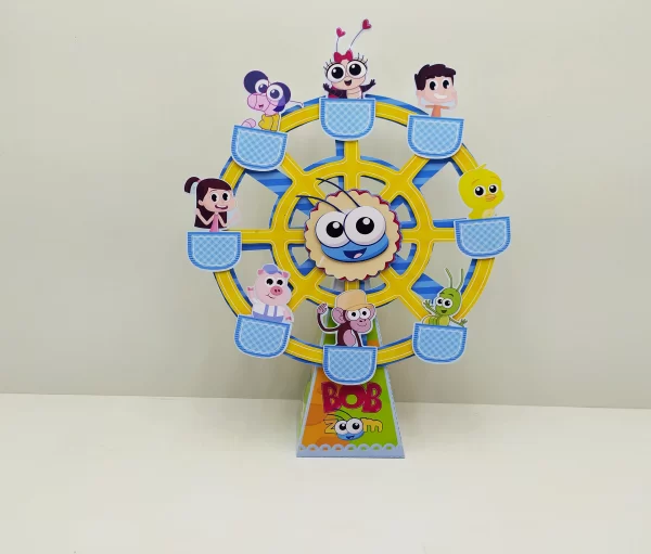 Quarto gabarito de centro de mesa personalizado com os personagens musicais infantis, mostrando a base de sustentação montada e marcas de corte limpas para produção.