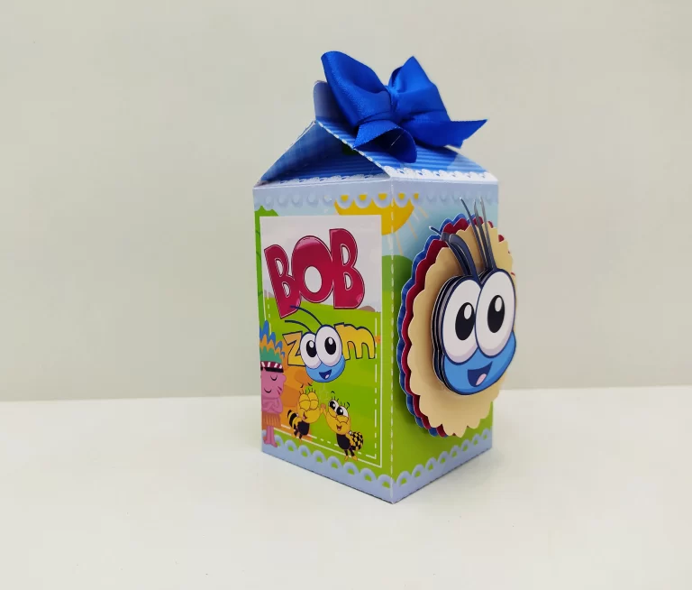 Terceiro design de enfeite de mesa do personagem Bob Zoom em formato de cachepô com linhas tracejadas prontas para vinco e contornos precisos para arquivo digital de corte.