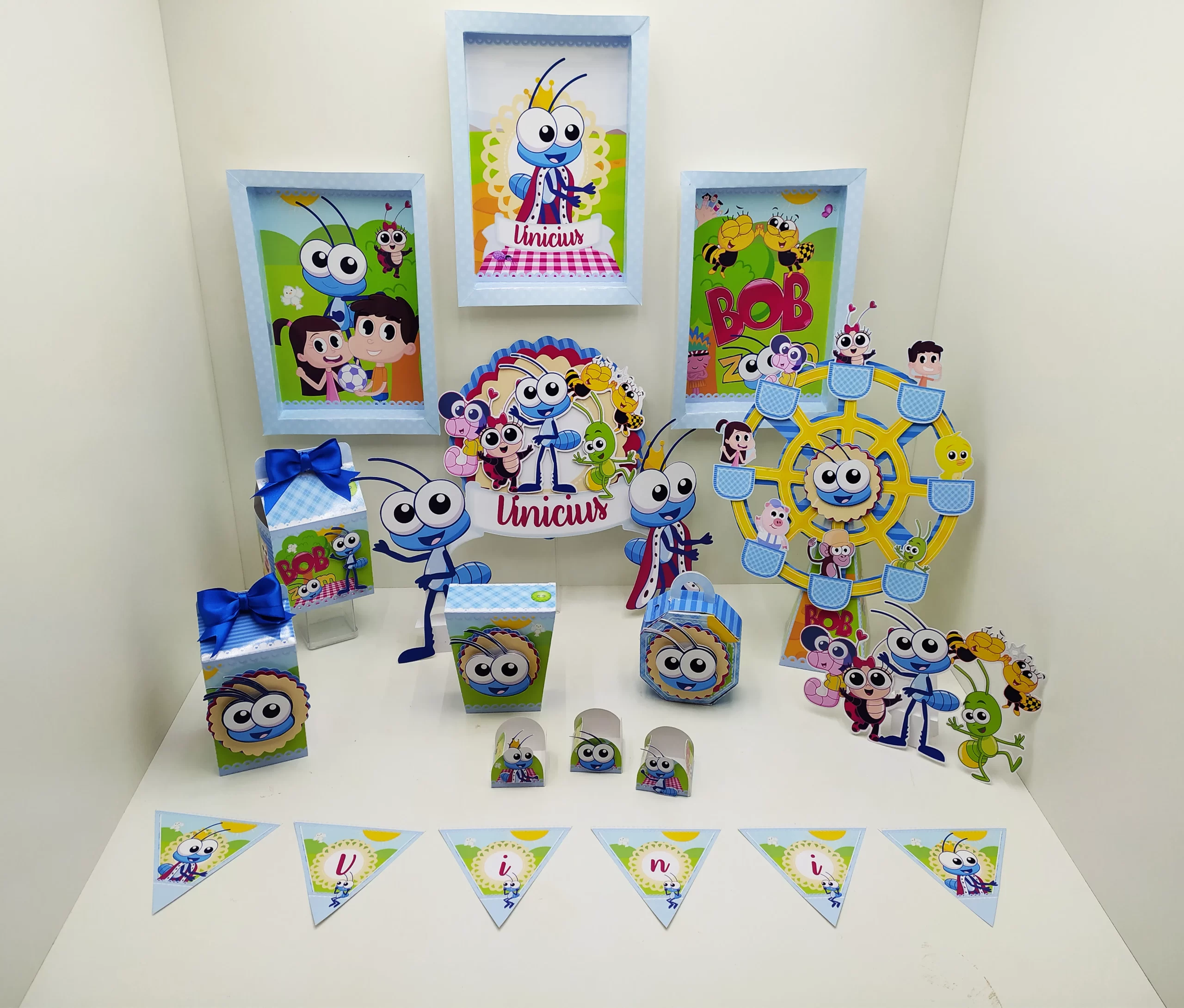 Segundo modelo de gabarito digital para centro de mesa infantil com estampa da turma do Bob Zoom, exibindo as linhas de marcação para dobras, encaixes e recortes limpos.