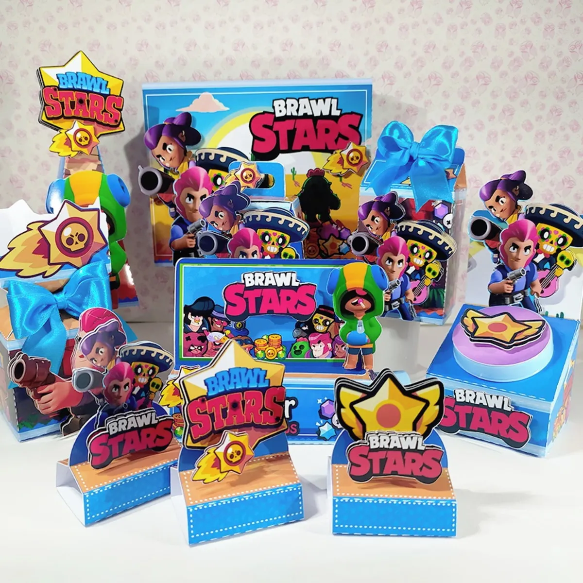 Centro de mesa estruturado com os personagens do jogo Brawl Stars e logotipo em camadas para decoração de festa infantil em arquivo digital de corte.