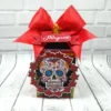 Maquete digital em linhas de vinco mostrando as partes de um cachepô e topper de centro de mesa com temática de caveira mexicana com flores.