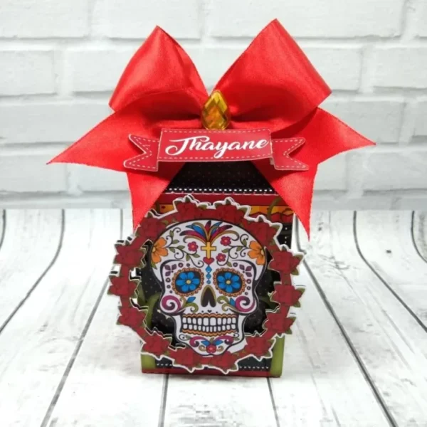 Maquete digital em linhas de vinco mostrando as partes de um cachepô e topper de centro de mesa com temática de caveira mexicana com flores.