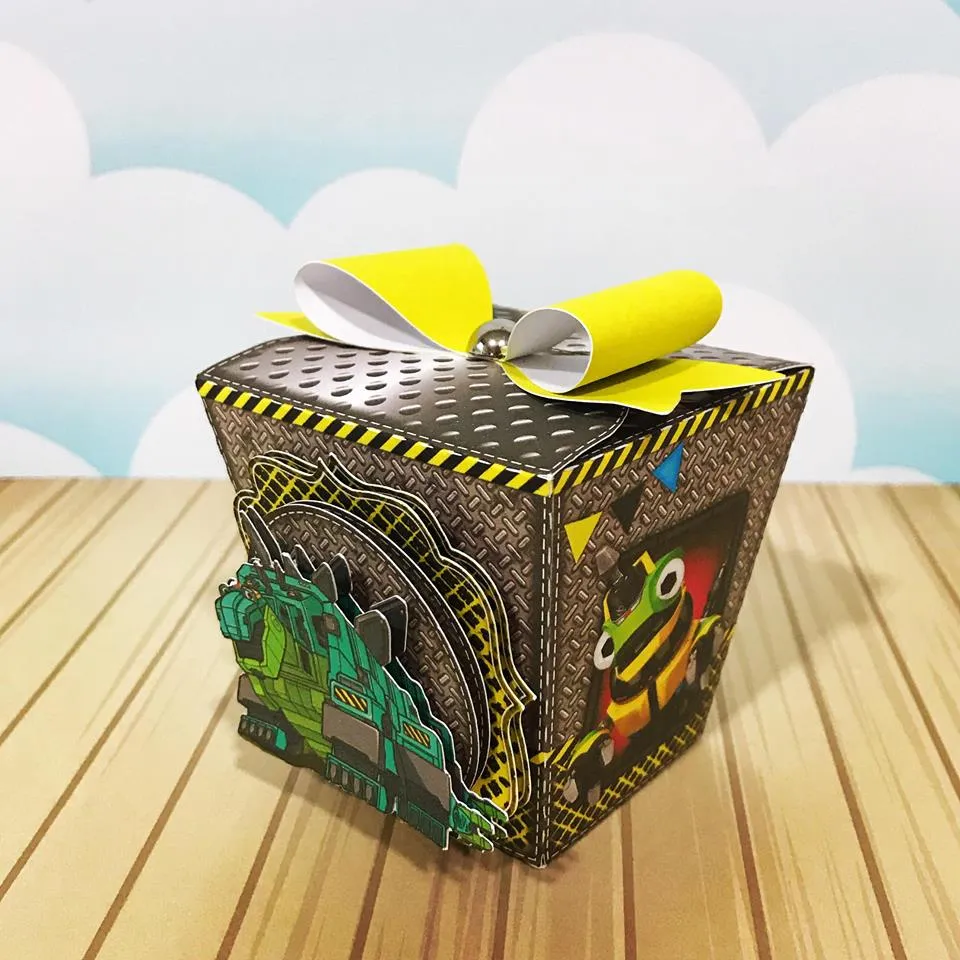 Cachepô decorativo e tags de Dinotrux para mesa nos formatos Studio, PNG e PDF.