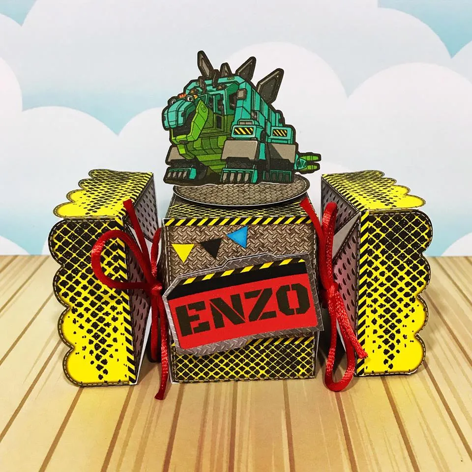 Enfeite de mesa personalizado de Dinotrux pronto para recorte nos formatos Studio, PNG e PDF.