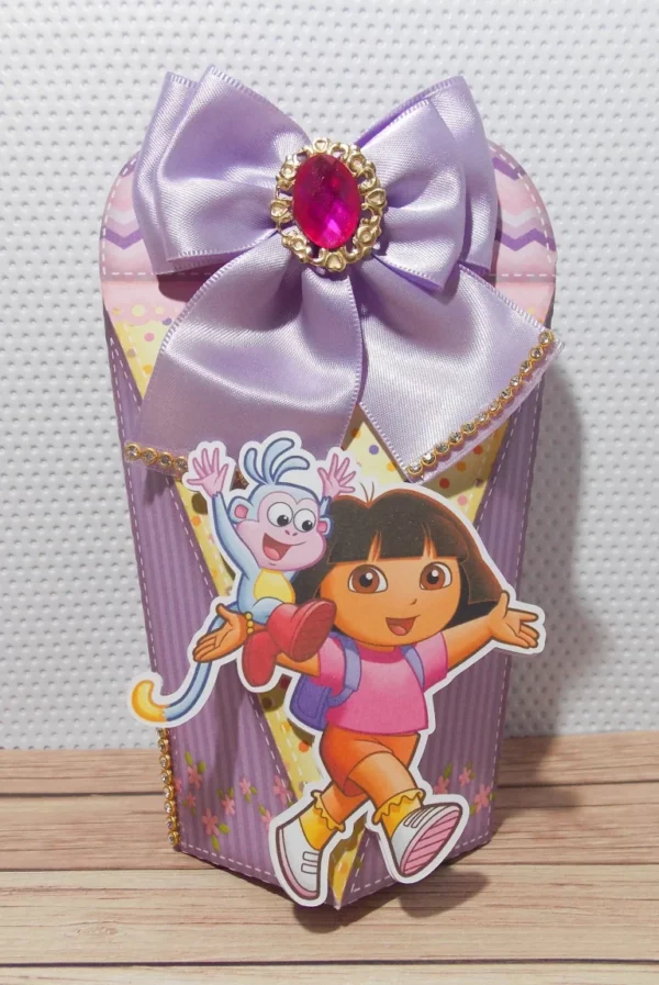 Enfeite de mesa personalizado da Dora Aventureira nos formatos Silhouette Studio e PDF.