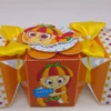Cachepô decorativo e tags da Emília para mesa nos formatos Studio, PNG e PDF.