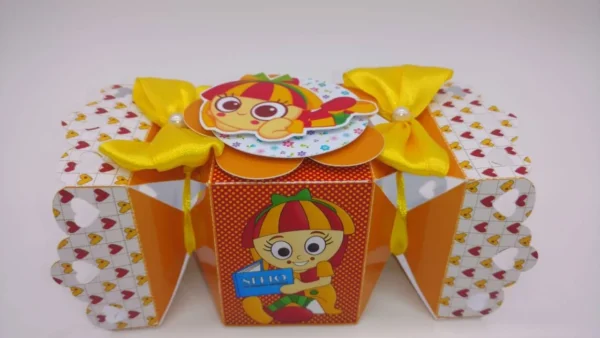 Cachepô decorativo e tags da Emília para mesa nos formatos Studio, PNG e PDF.