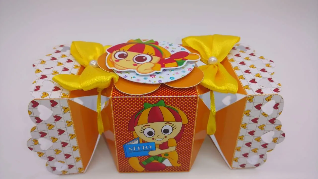 Cachepô decorativo e tags da Emília para mesa nos formatos Studio, PNG e PDF.