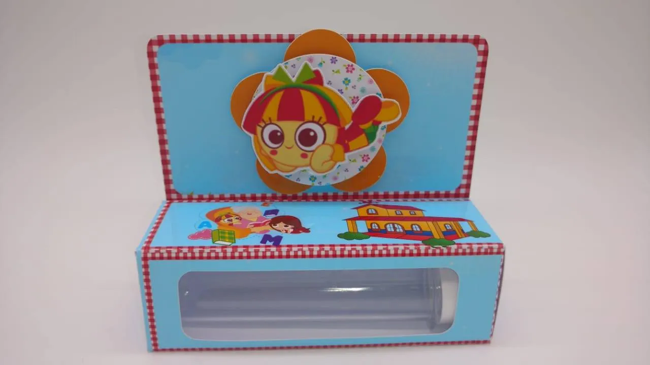 Enfeite de mesa personalizado da Emília pronto para recorte nos formatos Studio, PNG e PDF.