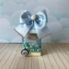 Cesta sextavada estruturada com alça superior reforçada na cor azul escura, decorada com miniaturas de placas de trânsito e engrenagens vazadas em camadas tridimensionais em arquivo digital de corte.