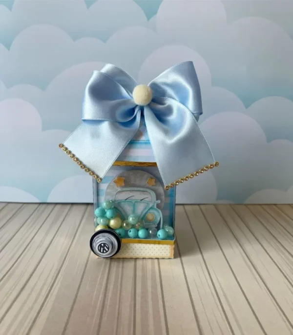 Cesta sextavada estruturada com alça superior reforçada na cor azul escura, decorada com miniaturas de placas de trânsito e engrenagens vazadas em camadas tridimensionais em arquivo digital de corte.
