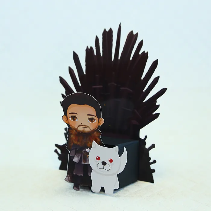 Suporte de papel para doces com aplique vertical exibindo o brasão da Casa Stark com um lobo heráldico e a frase Winter is Coming, contendo abas de colagem em arquivo digital de corte.
