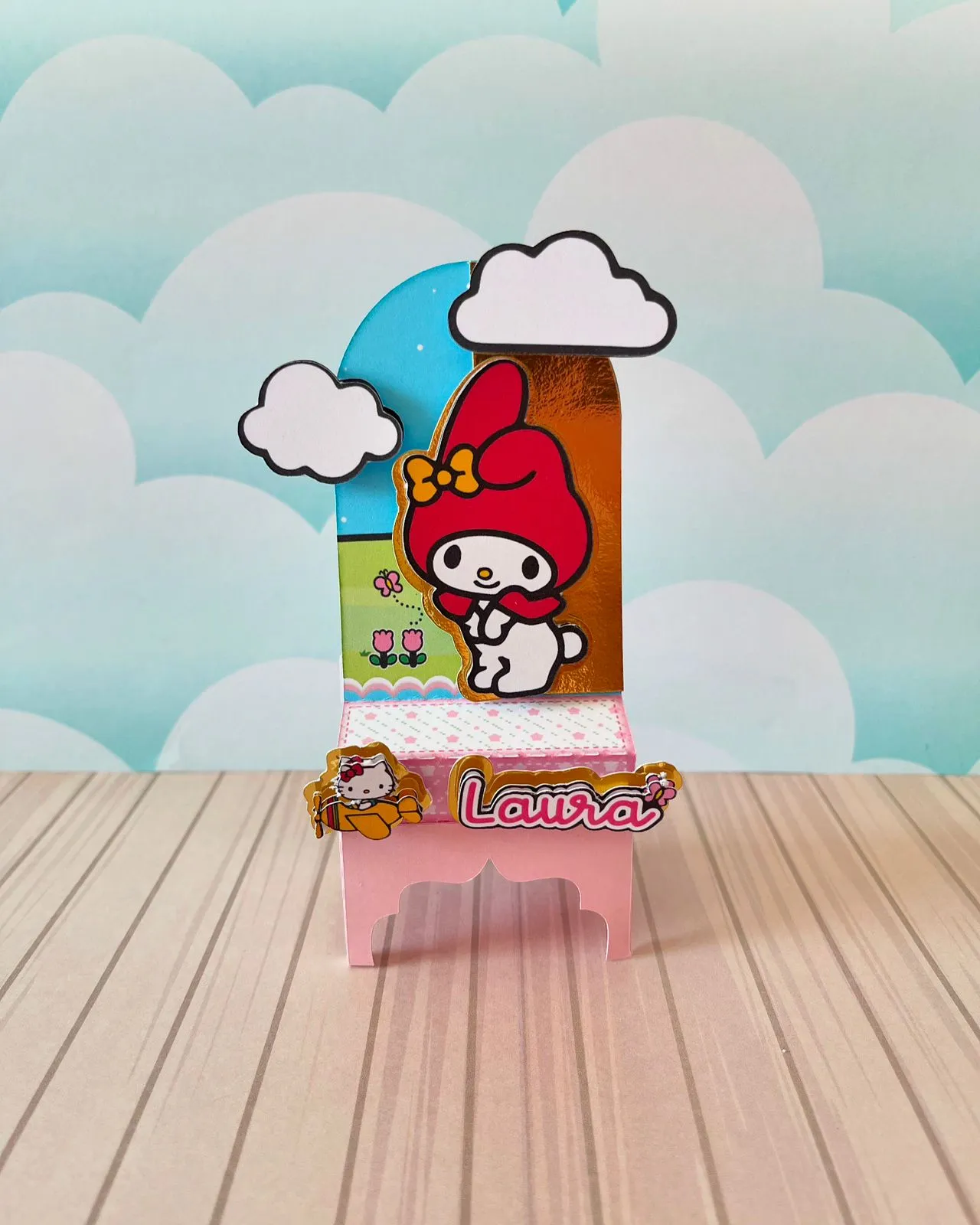Moldes digitais em alta resolução de centro de mesa da Hello Kitty com contornos limpos para papelaria personalizada e decoração.