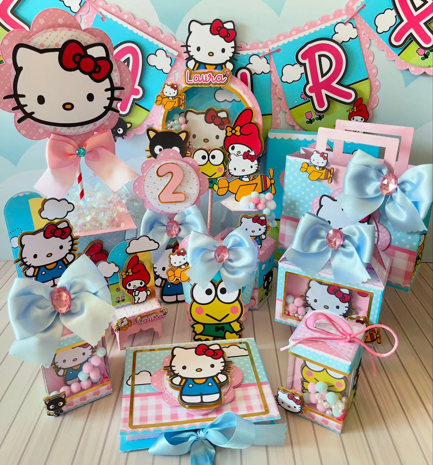 Centro de mesa estruturado em formato de cachepô com a personagem Hello Kitty e elementos florais em camadas para decoração de festa infantil em arquivo digital de corte.