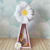 Centro de mesa com base sextavada amarela, trazendo no topo um arranjo denso de margaridas brancas tridimensionais e borboletas em papel perolado com asas vazadas que parecem flutuar sobre as flores em camadas tridimensionais em arquivo digital de corte.