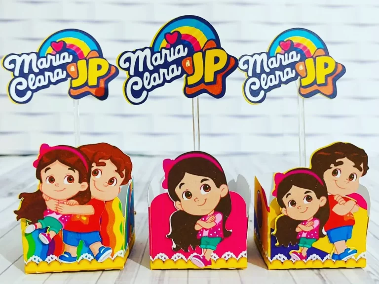 Enfeite de mesa personalizado de Maria Clara e JP pronto para recorte nos formatos Studio e PDF.