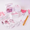 Base redonda estruturada na cor rosa com um suporte central que sustenta um grande topper com o laço da campanha e a frase "Se cuide" em camadas tridimensionais em arquivo digital de corte.