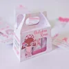 Cachepot sextavado na cor rosa pastel decorado com o laço da campanha vazado na frente e pequenas flores de papel com miolo dourado coladas nas laterais em camadas tridimensionais em arquivo digital de corte.