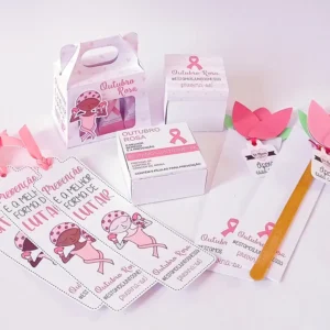Base redonda estruturada na cor rosa com um suporte central que sustenta um grande topper com o laço da campanha e a frase "Se cuide" em camadas tridimensionais em arquivo digital de corte.