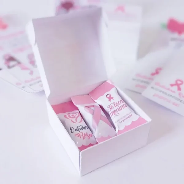 Suporte vertical em formato de cone estilizado na cor rosa com arabescos brancos, projetado para acomodar uma rosa natural, decorado com uma tag frontal redonda em camadas tridimensionais em arquivo digital de corte.